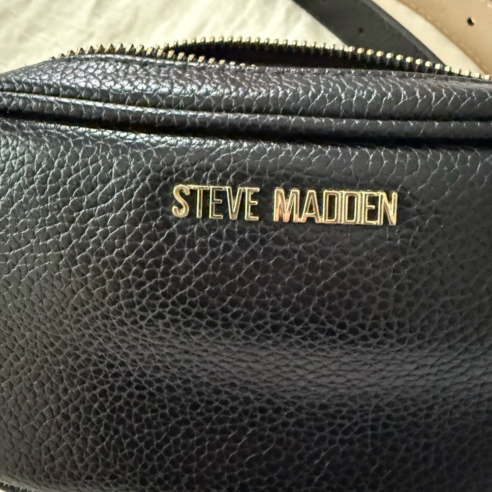 Black small bag.